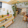 Gastraum mit Rezeption und Bar