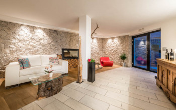 Hall Avita