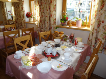 gedeckter Frühstückstisch im Badhaus
