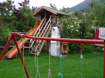 Garten mit Spielplatz