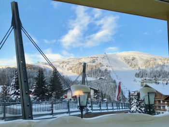Im Basekamp hat man direkte Aussicht auf die Piste.