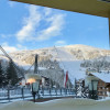 Im Basekamp hat man direkte Aussicht auf die Piste.