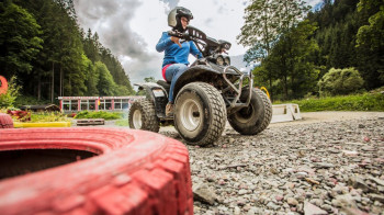 Quad fahren am Katschberg. Direkt neben dem Basekamp erlebt man auf der Quad Strecke Action pur.