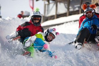 Rodeln am Katschberg in Kärnten und im Salzburger Land. Direkt an der Piste gilt das Basekamp als perfekter Ausgangspunkt für beeindruckende Rodenabenteuer.