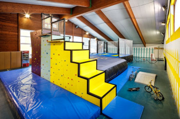 Die Indoorsporthalle THE CAGE bietet für große und kleine Kinder das perfekte Abenteuer.