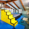 Die Indoorsporthalle THE CAGE bietet für große und kleine Kinder das perfekte Abenteuer.