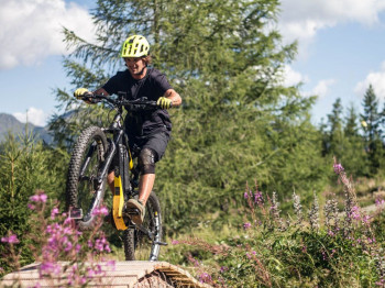 E-Bike am Katschberg. Direkt neben dem Basekamp erlebt man im Bikeathlon coole Abenteuer!