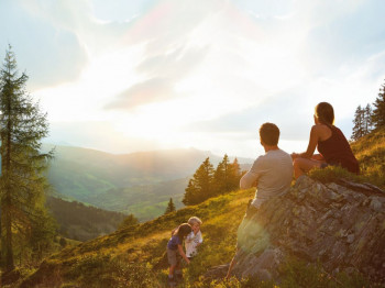 Wandern am Katschberg in Kärnten und im Salzburger Land. Direkt an der Piste gilt das Basekamp als perfekter Ausgangspunkt für beeindruckende Wandertouren.