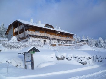 unser Berghaus im Schnee