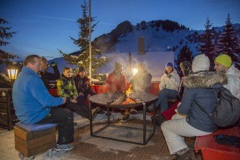 Ice Bar und Terrasse mit gemütlicher Feuerschale