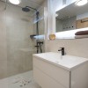 Modernes Bad mit begehbarer Dusche