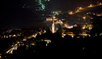 Ausblick auf das Dorf Alpbach vom Bergwald aus