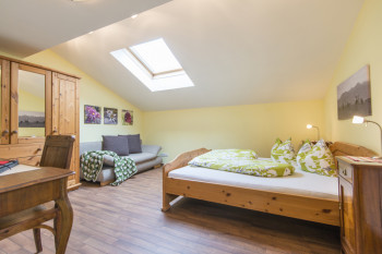 Ferienwohnung Bergblick - Schlafzimmer mit Schlafcouch und Schreibtisch