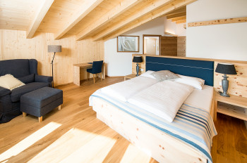 Biosuite mit Möbel aus Zirbenholz und Privatsauna