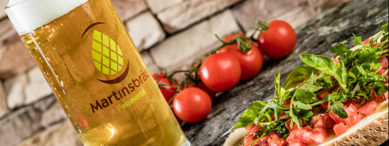 Bruschetta und Martinsbräu von der hauseigenen Bierbrauerei
