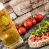 Bruschetta und Martinsbräu von der hauseigenen Bierbrauerei