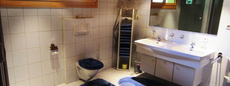 Im Haus sind 2 Bäder vorhanden