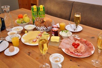 Frühstücksservice ins Chalet serviert