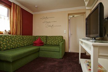 Dreibettzimmer mit Wohnzimmer
