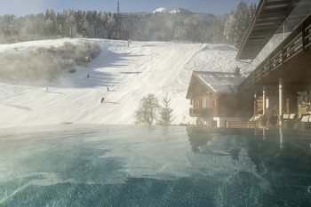 Vom Infintiy-Pool hast du einen direkten Blick auf die Piste.