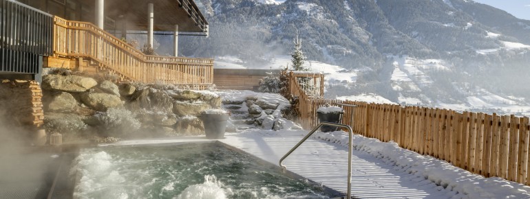 Whirlpool mit Blick auf die Berge.