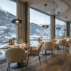 Große Fensterfronten sorgen im Restaurant für einen beeindruckenden Panoramablick ins Tal.