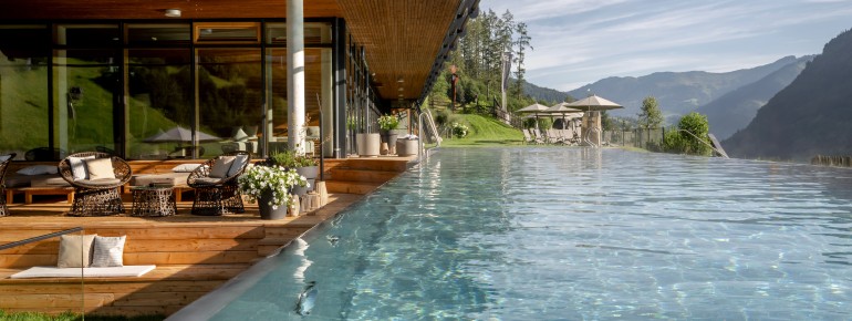Auch im Sommer lässt es sich am Infinity-Pool toll entspannen.