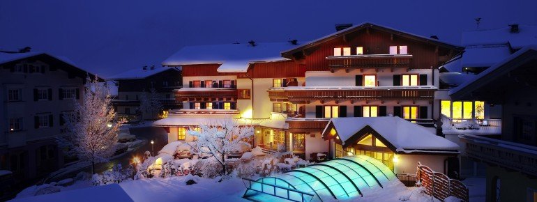 Hotelansicht im Winter