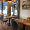Blick vom Restaurant auf die Terrasse und den Garten