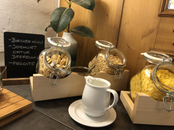 Reichhaltiges Frühstücksbuffet mit Müsli, Obst und Joghurt.