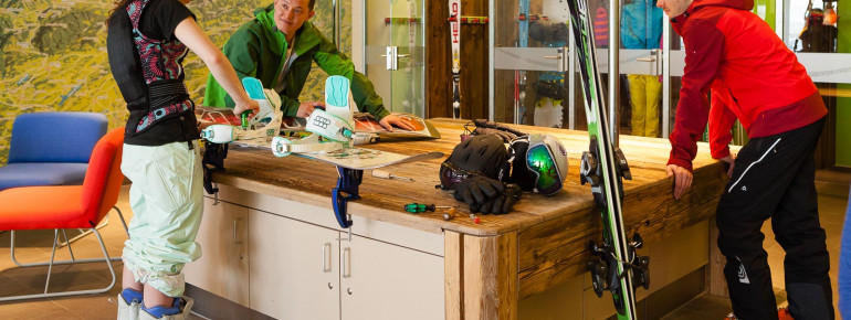 Skiwachsen auf der Werkbank mitten in der Lounge