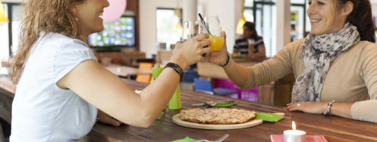 Leckere Drinks und Snacks für den kleinen Hunger