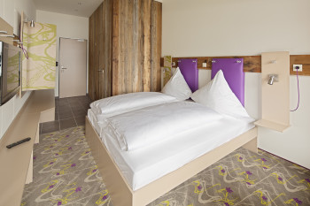 Alle Doppelzimmer sind 21m² groß und bieten viel Platz für Dein Equipment.