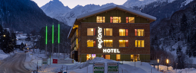 Das Explorer Hotel Montafon bei Nacht