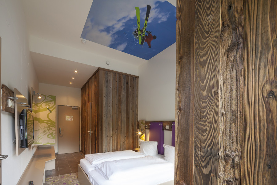 Stylisches Doppelzimmer mit Panoramafenster