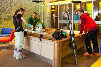 Ski-Testcenter mit Werkbank, Verleih und Kursen