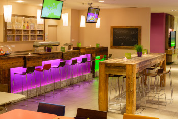 Explorer Bar mit Drinks und Snacks