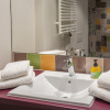 Badezimmer mit Dusche, WC, Ablageflächen und Föhn