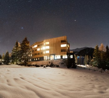 Hotel bei Nacht