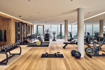 Der Fitness-Raum ist mit hochwertigen Geräten ausgestattet.