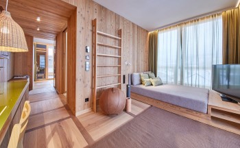 Auch in deinem Zimmer befindet sich Fitness-Utensilien.