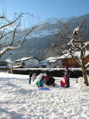 Schneevergüngen im Garten
