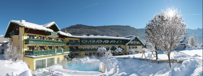 Außenansicht Winter im Hotel Sommerhof in Gosau
