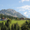 Der Reithof inmitten von Bergen Wiesen und Wald