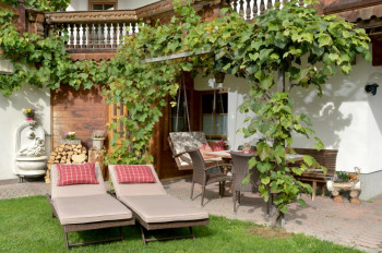 Ferienwohnung Abendrot / Terrasse mit Liegewiese