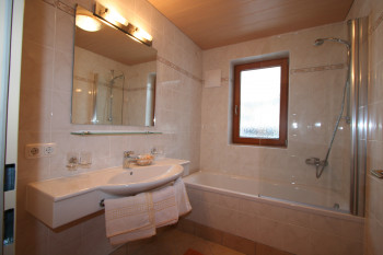 Bad im EG mit Dusch-Badewanne