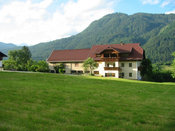 Hier in unserem Haus haben wir 2 Ferienwohnungen und 2 Doppelzimmer