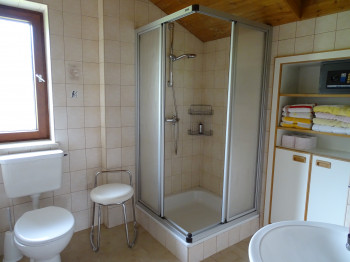 Bad zu Wohnung im 2. Stock