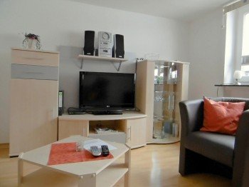 Die Wohn/Schlafräume sind jeweils mit einer Schlafcouch für die 3. und 4. Person sowie mit Flachbildfernsehen und Stereoanlage ausgestattet.