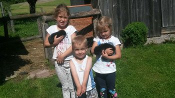 Kinder mit Hasen